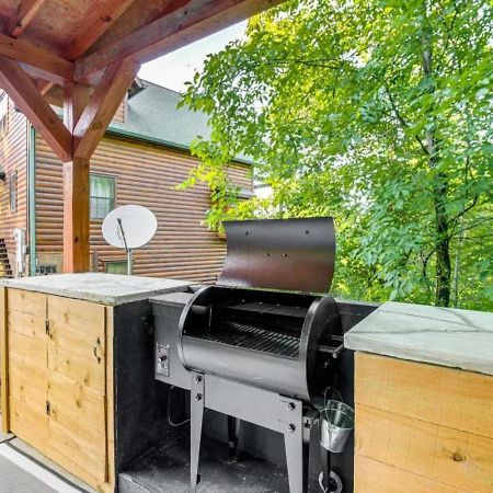 Fabulous Pet-Friendly, Family Cabin With Outdoor Kitchen, Hot Tub, Sauna, Fireplace, Theater Room, Arcade, Pool Table, And Fire Pit Within Minuties Of Dollywood Sevierville Eksteriør billede