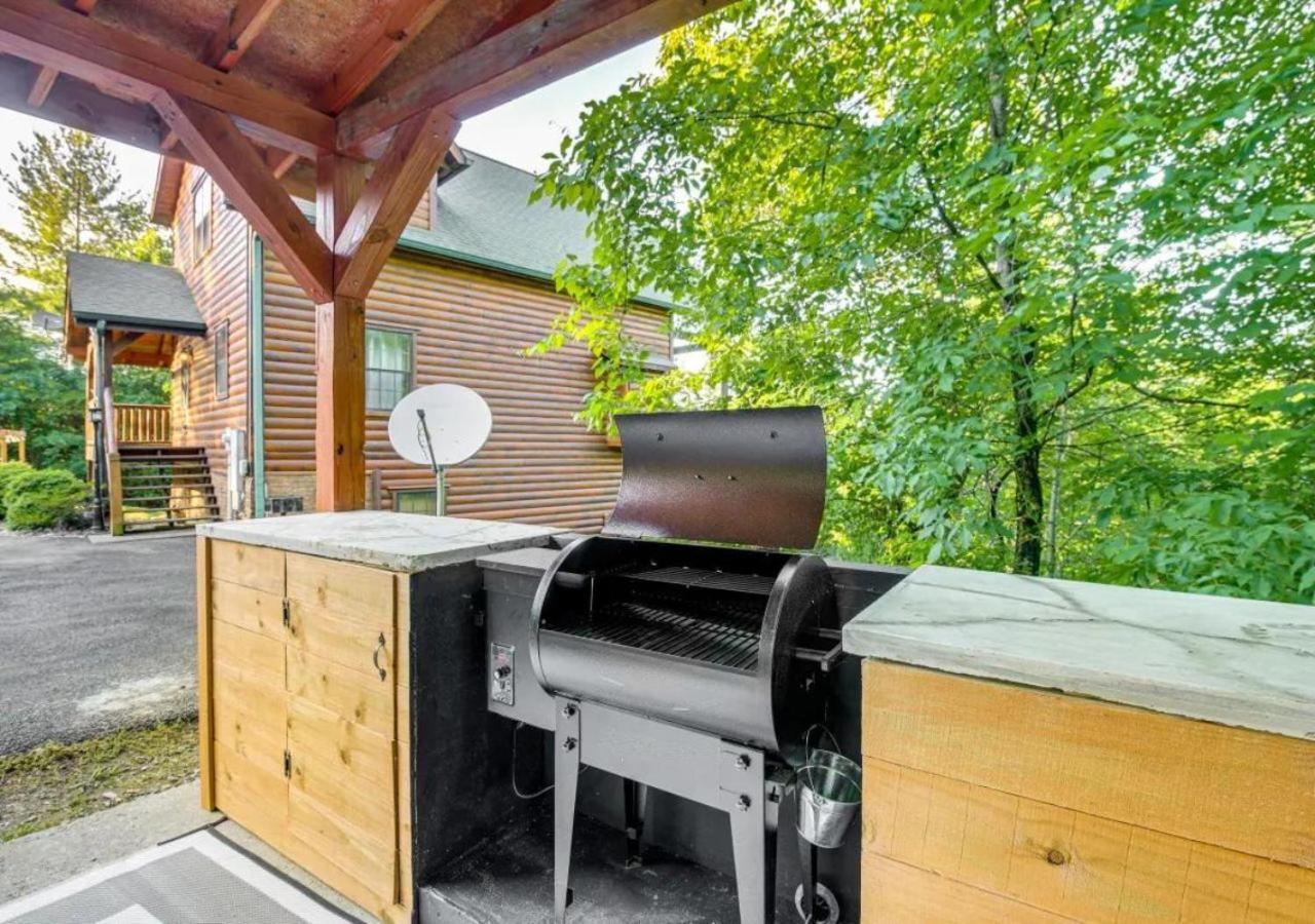 Fabulous Pet-Friendly, Family Cabin With Outdoor Kitchen, Hot Tub, Sauna, Fireplace, Theater Room, Arcade, Pool Table, And Fire Pit Within Minuties Of Dollywood Sevierville Eksteriør billede