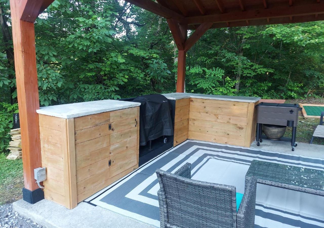 Fabulous Pet-Friendly, Family Cabin With Outdoor Kitchen, Hot Tub, Sauna, Fireplace, Theater Room, Arcade, Pool Table, And Fire Pit Within Minuties Of Dollywood Sevierville Eksteriør billede