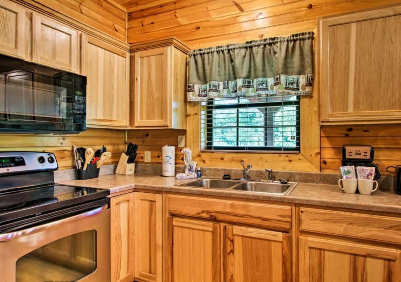 Fabulous Pet-Friendly, Family Cabin With Outdoor Kitchen, Hot Tub, Sauna, Fireplace, Theater Room, Arcade, Pool Table, And Fire Pit Within Minuties Of Dollywood Sevierville Eksteriør billede