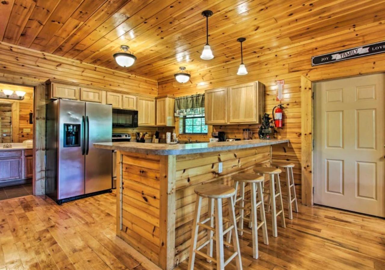 Fabulous Pet-Friendly, Family Cabin With Outdoor Kitchen, Hot Tub, Sauna, Fireplace, Theater Room, Arcade, Pool Table, And Fire Pit Within Minuties Of Dollywood Sevierville Eksteriør billede