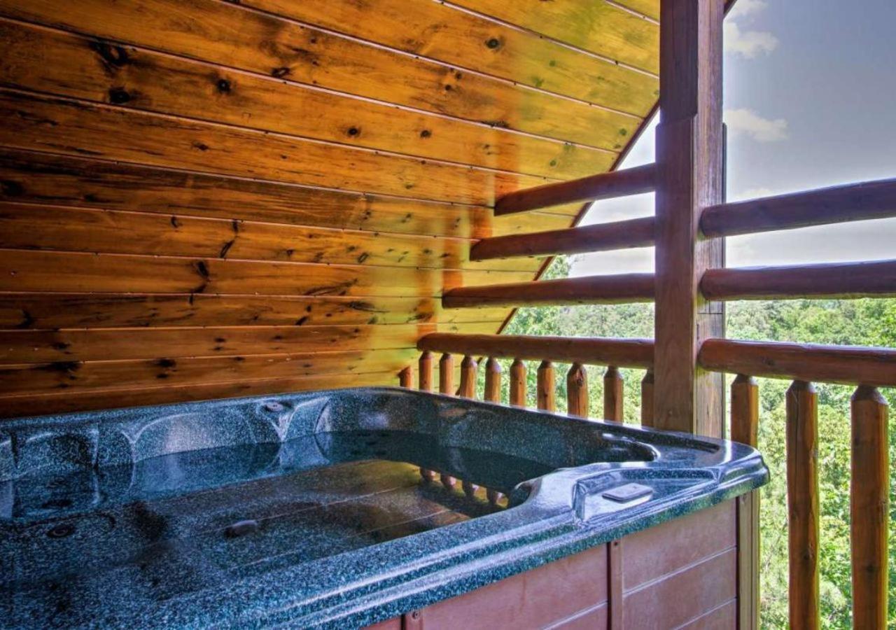 Fabulous Pet-Friendly, Family Cabin With Outdoor Kitchen, Hot Tub, Sauna, Fireplace, Theater Room, Arcade, Pool Table, And Fire Pit Within Minuties Of Dollywood Sevierville Eksteriør billede