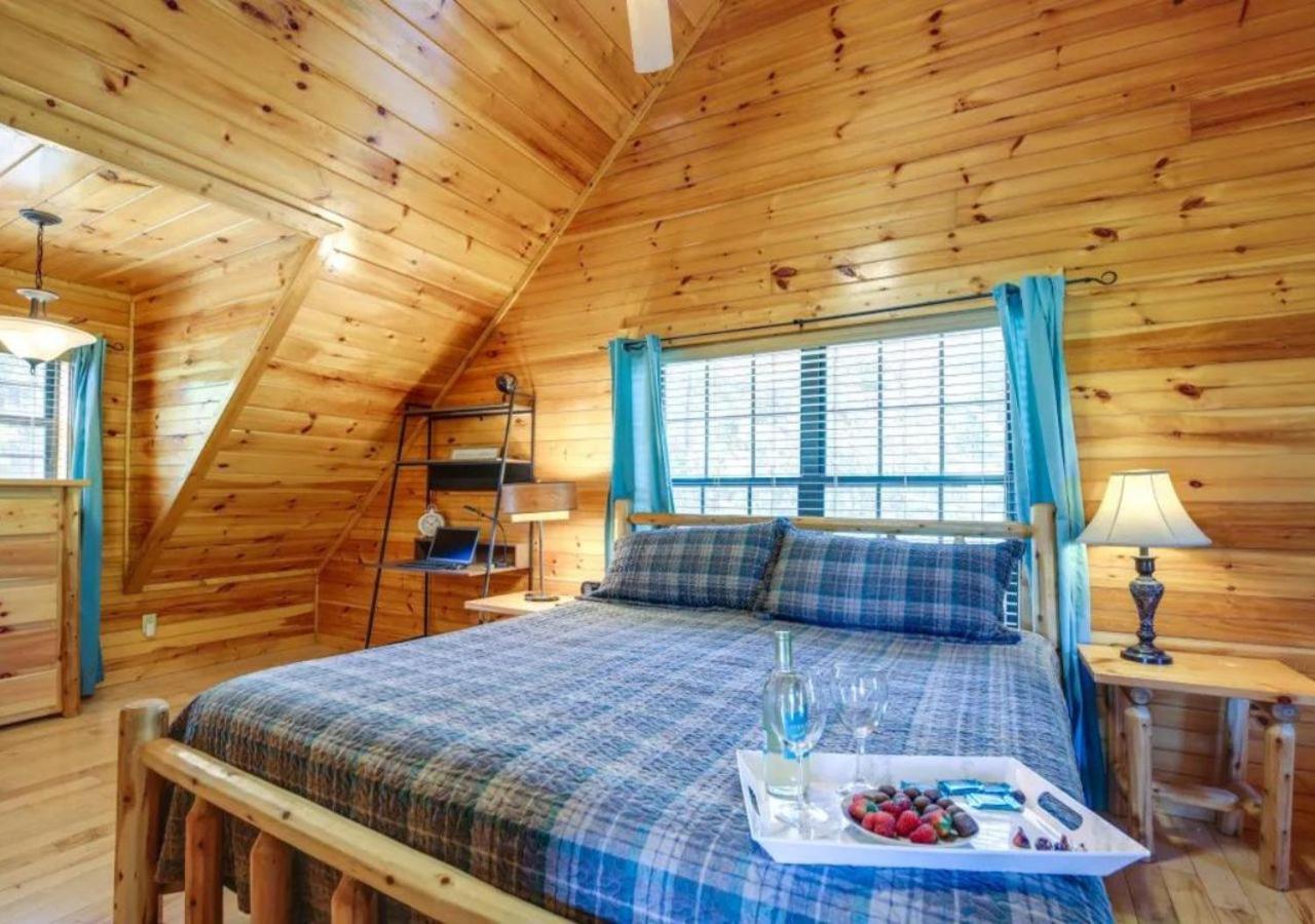 Fabulous Pet-Friendly, Family Cabin With Outdoor Kitchen, Hot Tub, Sauna, Fireplace, Theater Room, Arcade, Pool Table, And Fire Pit Within Minuties Of Dollywood Sevierville Eksteriør billede