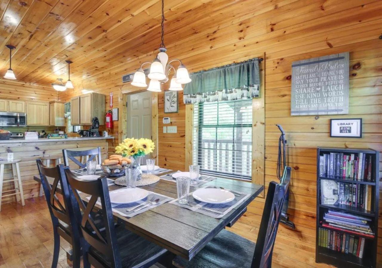 Fabulous Pet-Friendly, Family Cabin With Outdoor Kitchen, Hot Tub, Sauna, Fireplace, Theater Room, Arcade, Pool Table, And Fire Pit Within Minuties Of Dollywood Sevierville Eksteriør billede