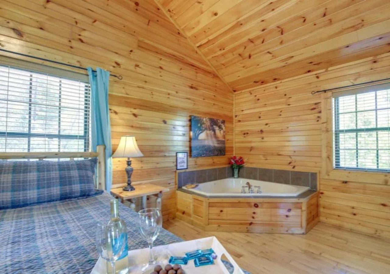 Fabulous Pet-Friendly, Family Cabin With Outdoor Kitchen, Hot Tub, Sauna, Fireplace, Theater Room, Arcade, Pool Table, And Fire Pit Within Minuties Of Dollywood Sevierville Eksteriør billede
