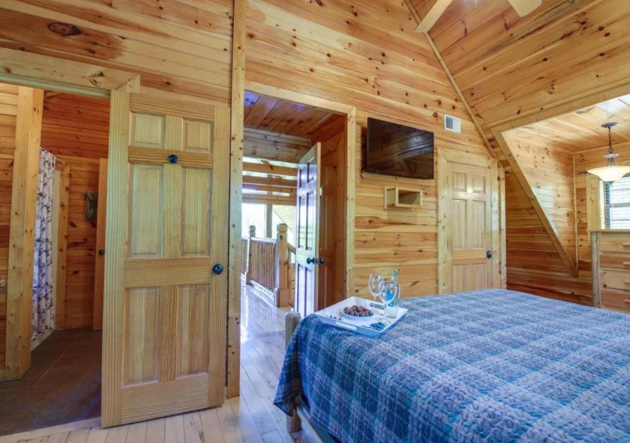 Fabulous Pet-Friendly, Family Cabin With Outdoor Kitchen, Hot Tub, Sauna, Fireplace, Theater Room, Arcade, Pool Table, And Fire Pit Within Minuties Of Dollywood Sevierville Eksteriør billede