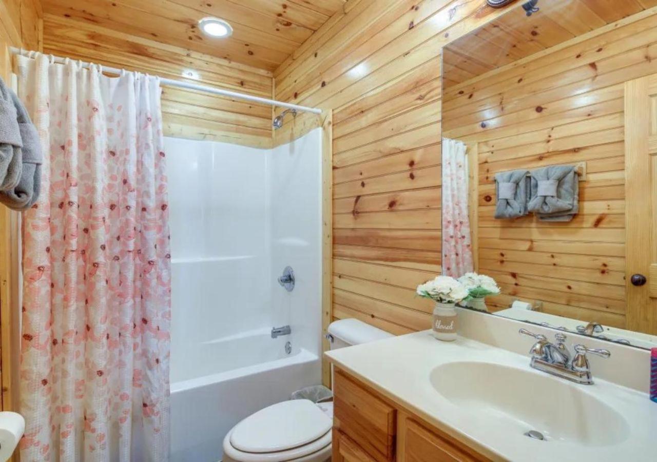 Fabulous Pet-Friendly, Family Cabin With Outdoor Kitchen, Hot Tub, Sauna, Fireplace, Theater Room, Arcade, Pool Table, And Fire Pit Within Minuties Of Dollywood Sevierville Eksteriør billede