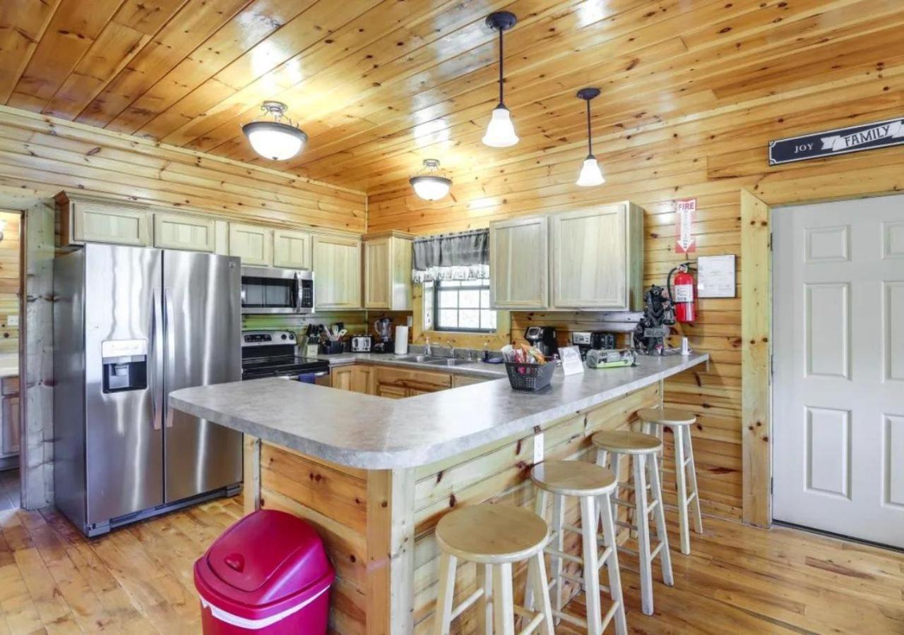 Fabulous Pet-Friendly, Family Cabin With Outdoor Kitchen, Hot Tub, Sauna, Fireplace, Theater Room, Arcade, Pool Table, And Fire Pit Within Minuties Of Dollywood Sevierville Eksteriør billede