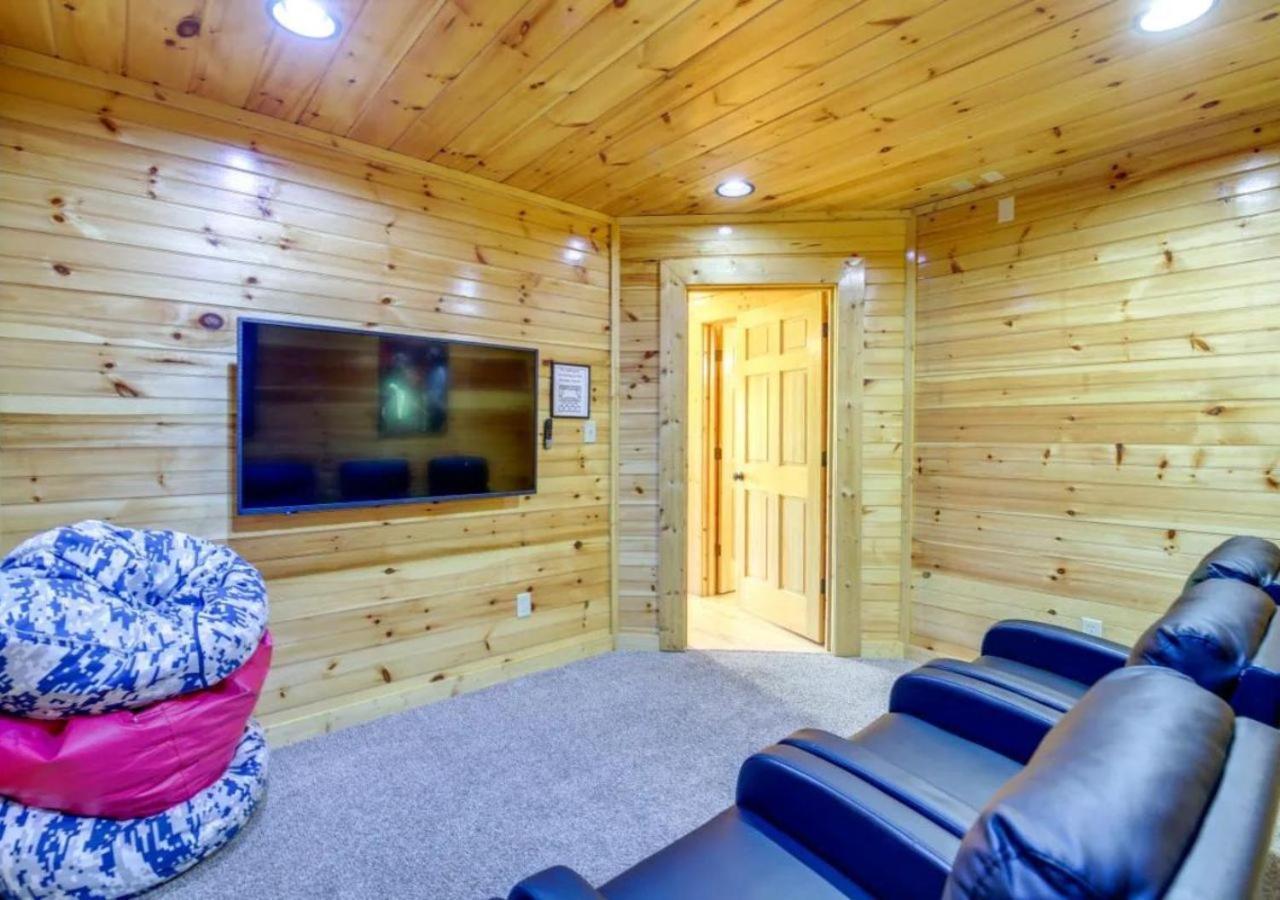Fabulous Pet-Friendly, Family Cabin With Outdoor Kitchen, Hot Tub, Sauna, Fireplace, Theater Room, Arcade, Pool Table, And Fire Pit Within Minuties Of Dollywood Sevierville Eksteriør billede