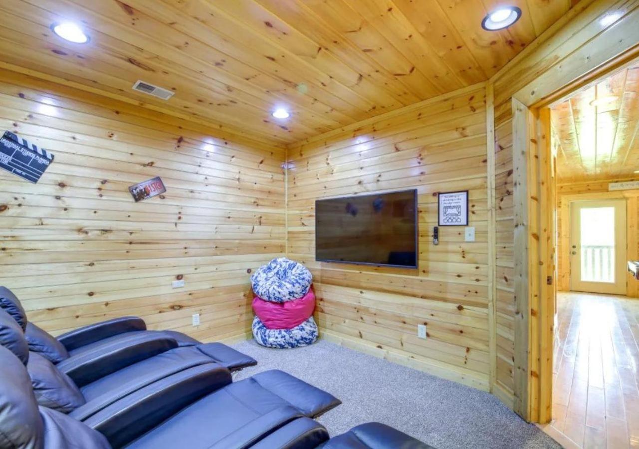 Fabulous Pet-Friendly, Family Cabin With Outdoor Kitchen, Hot Tub, Sauna, Fireplace, Theater Room, Arcade, Pool Table, And Fire Pit Within Minuties Of Dollywood Sevierville Eksteriør billede